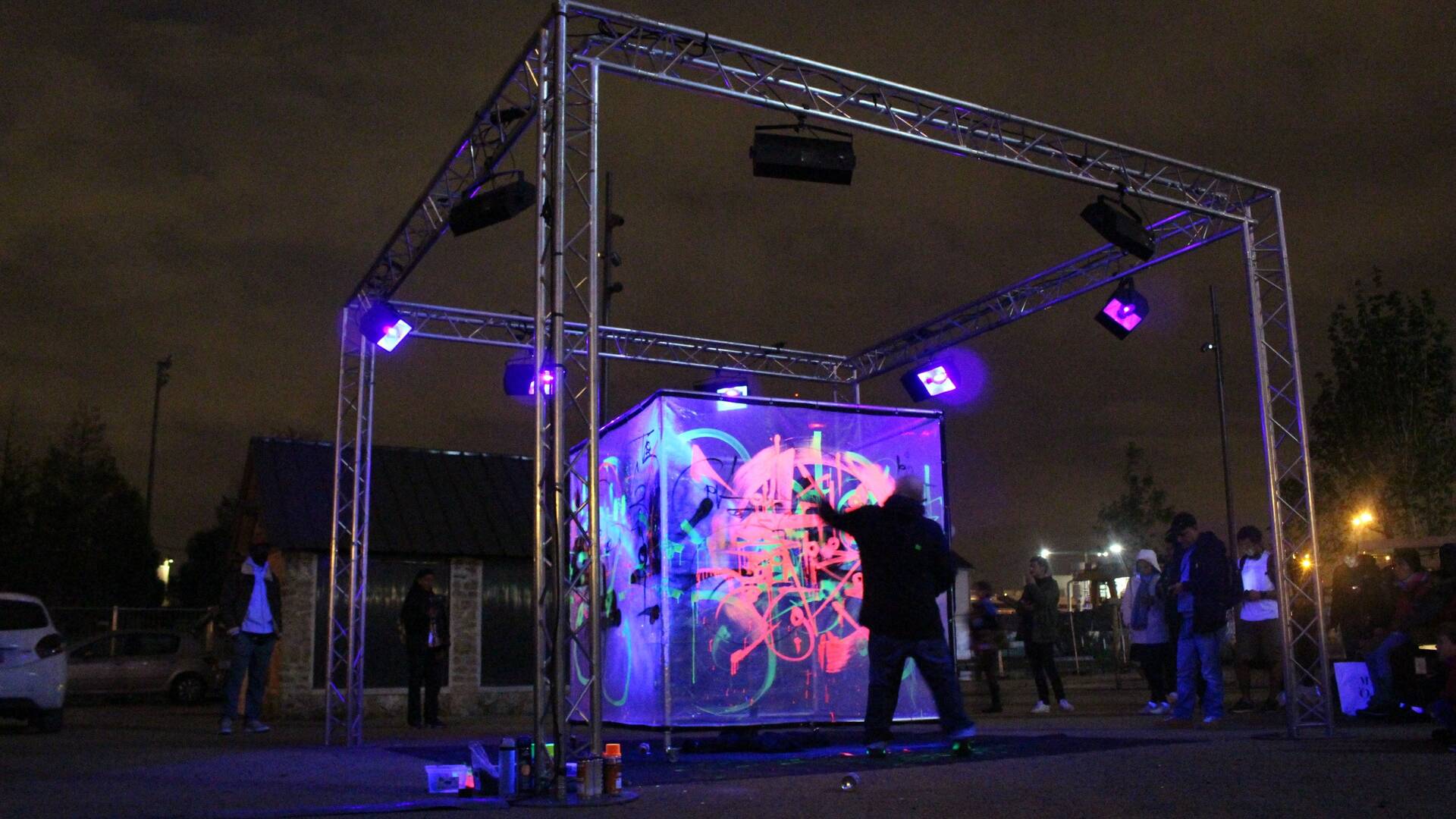 Marko 93 durant la Nuit Blanche 2019 sur le canal Saint-Denis à Aubervilliers © Office de tourisme